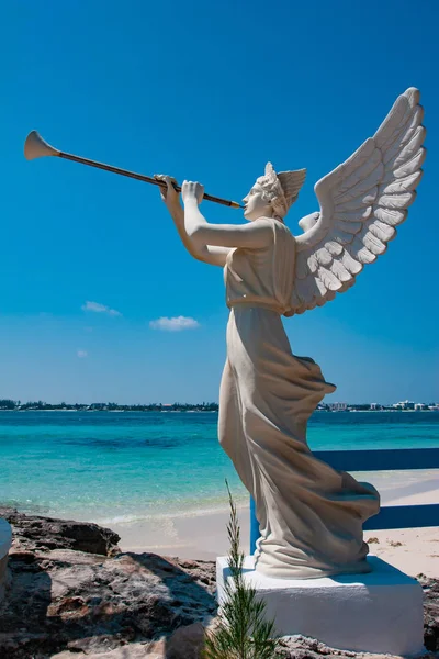 Nassau Bahamas Abril 2007 Escultura Blanca Ángel Sosteniendo Trompeta Con — Foto de Stock