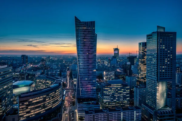 Varşova cityscape. Polonya'nın başkenti gece ışıklı şehir binaları panoramik görünüm. Kentsel nightscape. 