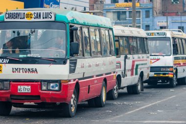 Lima / Peru Haziran 13.2008: Kalabalık caddelerde trafikte bekleyen çok yaygın şehir içi ulaşım otobüsü. Gündüz. 