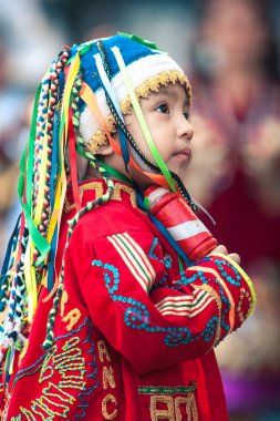 Lima / Peru - 15 Haziran 2008: Sokak geçit töreni sırasında geleneksel, folklor perulu renkli kostüm giyinmiş latin çocuk Portresi. 