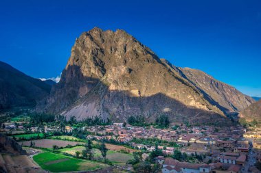 Ollantaytambo - İnka kalıntıları ve Peru Machu Picchu için ağ geçidi. Kutsal Vadi'deki arkeolojik alana bak. Peru kralı Pachacutec tarafından inşa edilen kale. Viracocha dağı.
