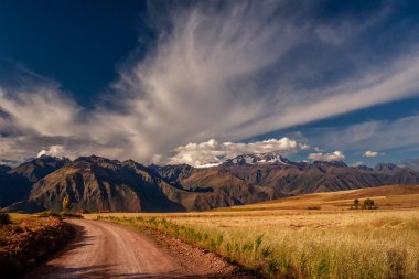 Peru Cusco şehir yakınlarındaki And dağları nın görünümü. Derin mavi gökyüzünde kar ve dramatik bulutlar ile kaplı dağ zirvesi. Güzel dağ manzarası. 