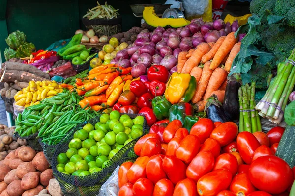 Lima, Peru pazar standında çeşitli meyve ve sebze renkli ekran.   