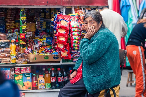 Lima Peru Jun 2008 Oude Inheemse Vrouw Zitplaatsen Naast Kleurrijke — Stockfoto