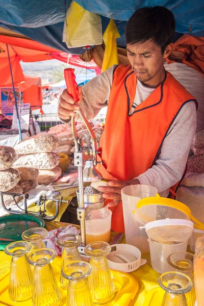 Cusco Peru Maio 2008 Homem Latino Fabricante Sucos Espremendo Laranjas — Fotografia de Stock