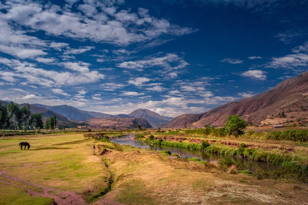 Kutsal Vadi'de Peru Cusco / Cuzco şehir yakınında Urubamba nehri üzerinde görünümü. Bu ülkedeki en büyük nehirlerden biri.. 