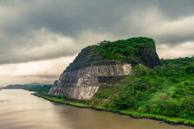 Panama Kanalı'ndaki karakteristik kayalık dağ manzarası. Bulutlu bir gün. 
