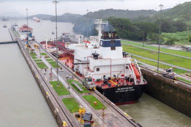 Panama Kanalı / Panama - 18.Mayıs 2007: Panama Kanalı'ndan geçen büyük geminin manzarası. Gemi yavaş yavaş çekme arabaları bağlı kilitleri hareket ediyor. Bulutlu bir gün.
