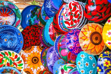 Puerto Vallarta yerel pazarda ekranda birçok desenile renkli el yapımı dekoratif Meksika plakaları