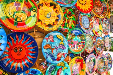 Puerto Vallarta yerel pazarda ekranda birçok desenile renkli el yapımı dekoratif Meksika plakaları