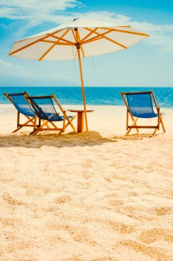 Şezlonglar, şezlonglar ve mavi deniz ile kumlu plajda güneşli yaz manzarası. Meksika'da Puerto Vallarta mükemmel tatil.