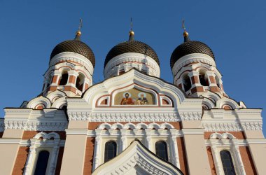 Tallinn, Estonya Alexander Nevsky katedralde dış süslü dekorasyon ve binanın beş soğan kubbe görünür üç ile