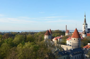 Ortaçağ duvar ve towers eski Town Tallinn, Estonya, çevresinde ağaçlık bir park alanı ile tanışın. Tallinn Bay ötesinde.