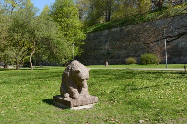 Tallinn, Estonya - 12 Mayıs 2018: Taş heykel Hirvepark - Tallinn, Unesco Dünya Mirası sit alanı içinde Deer Park içinde bir ayının