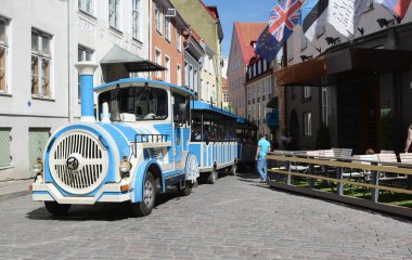 Tallinn, Estonya - 12 Mayıs 2018: Mavi şehir tren, bir turistik gezi Aracı, Puhavaimu eski kasaba Tallinn, Unesco Dünya Mirası sit alanı içinde aracılığıyla sürülür