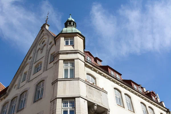 Tallinn, Estonya - 12 Mayıs 2018: Ön ve yan Vana Turg Tallinn bina Polonya Büyükelçiliği yükselmesine