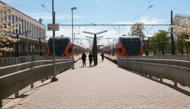 Tallinn, Estonya - 12 Mayıs 2018: Trenler Baltık istasyonu - Balti jaam - platformları, ana tren istasyonu Tallinn, bekle