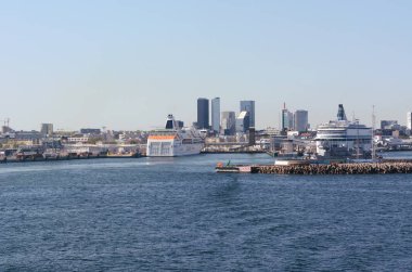 Tallinn, Estonya - 13 Mayıs 2018: Feribot liman Tallinn, Estonya en büyük port authority terminallerinde demirledi. Modern mimari ve yüksek binalar kentin Limanı görülebilir.
