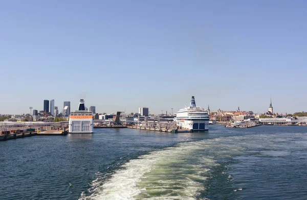Tallinn, Estonya - 13 Mayıs 2018: Tallinn liman bırakarak bir feribot gemide. Cruise Feribot Limanı ve Tallinn şehir yerleştirilmiş, Unesco Dünya Mirası sit alanı ötesinde.
