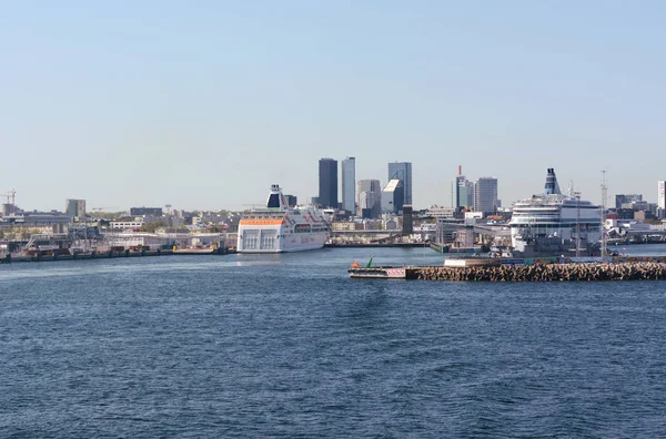 Tallinn, Estonya - 13 Mayıs 2018: Feribot liman Tallinn, Estonya en büyük port authority terminallerinde demirledi. Modern mimari ve yüksek binalar kentin Limanı görülebilir.