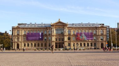 Helsinki, Finlandiya - 13 Mayıs 2018: Rautatientori Square, Helsinki, Ateneum Sanat Müzesi. Cephe sergiler reklam afiş asmak.