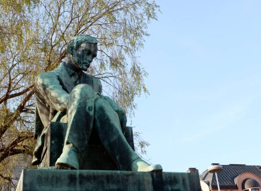 Helsinki, Finlandiya - 13 Mayıs 2018: Aleksis Kivi Rautatientori Meydanı, Helsinki, heykeli. Kivi Fince dilinde ilk önemli romanı yazan bir Fin yazar oldu. Heykel Waino Aaltonen tarafından 1939 yılında heykel yapıldı..