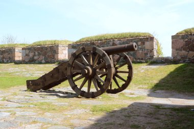 Eski askeri cannon monte tekerlek üzerinde görüntülenen bir bastion deniz kale Suomenlinna, Helsinki tarih içinde