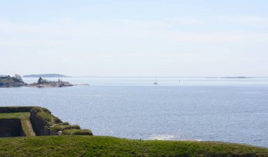 Deniz kale Suomenlinna, Finlandiya Fin sulardan genelinde çimenli hillside görüntülemek