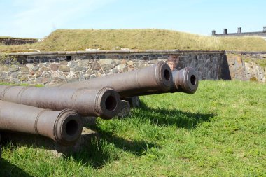 Dört askeri toplar Suomenlinna Kalesi çim üzerinde terk edilmiş