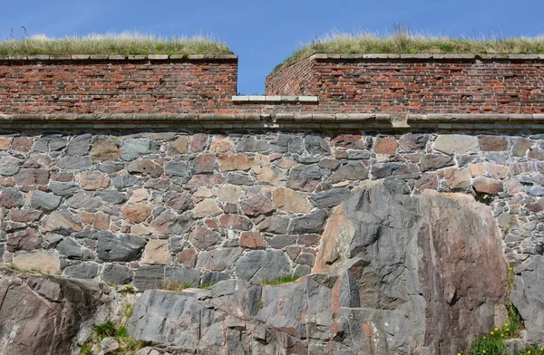 Çim üzeri tuğla castellation Suomenlinna, Finlandiya'nın kale adada ile güçlü savunma taş duvar