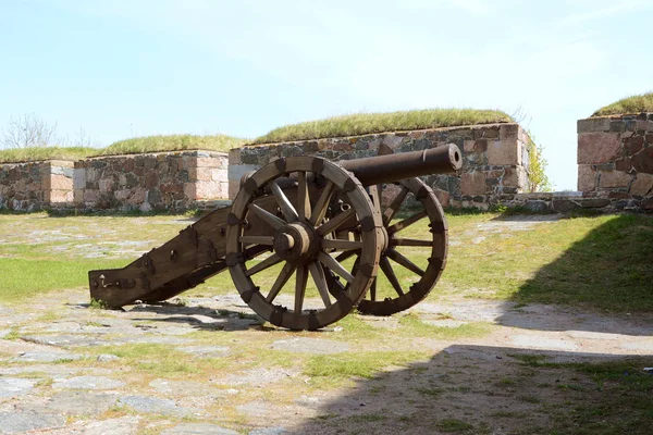 Eski askeri cannon monte tekerlek üzerinde görüntülenen bir bastion deniz kale Suomenlinna, Helsinki tarih içinde