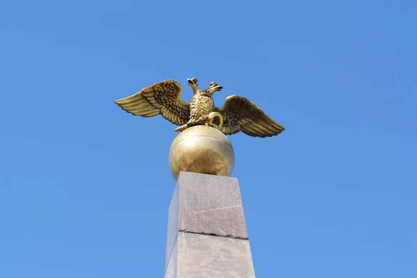 Aigle Bicéphale Doré Russie Sculpture Sur Pierre Obélisque Impératrice Sur — Photo