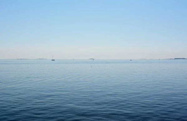 Lugna Blå Vatten Och Rensa Himlen Ovanför Viken Små Båtar — Stockfoto
