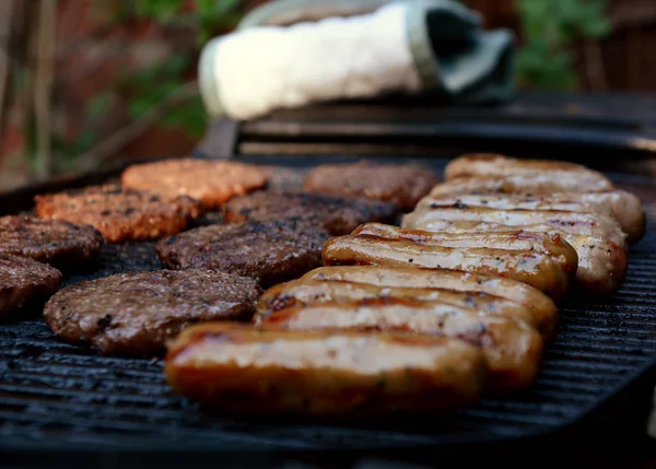 Rows Cooked Sausages Hamburgers Open Barbecue Grill — Stock Photo, Image