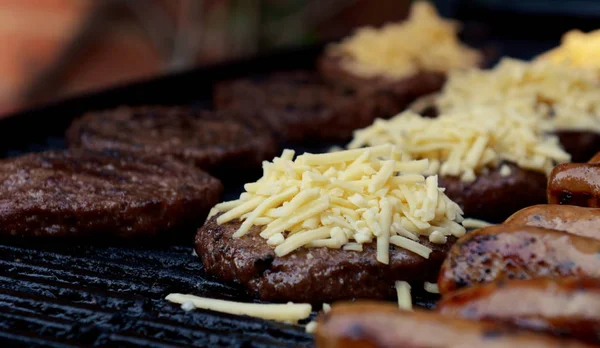 Queijo Ralado Empilhado Cima Hambúrguer Grelhado Uma Grelha Quente — Fotografia de Stock