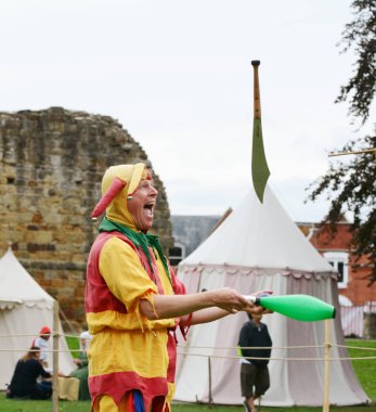 Tonbridge, İngiltere - 8 Eylül 2018: Bosco bir kulüp, top ve Ortaçağ Fuarı'nda büyük bıçak Tonbridge Castle, Kent gerekçesiyle düzenlenen juggles gibi şakacı tepki verir
