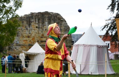 Tonbridge, İngiltere - 8 Eylül 2018: Bosco şakacı Kent içinde ortaçağ Fuarı Tonbridge bir şatoda hokkabazlık bir hareket yapar