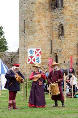 Tonbridge, İngiltere - 8 Eylül 2018: Bir ortaçağ Fuarı'nda Orta Çağ - hurdy gurdy, gitar, davul - den otantik enstrümanlar üzerinde üç müzikal halk ozanları gerçekleştirmek 