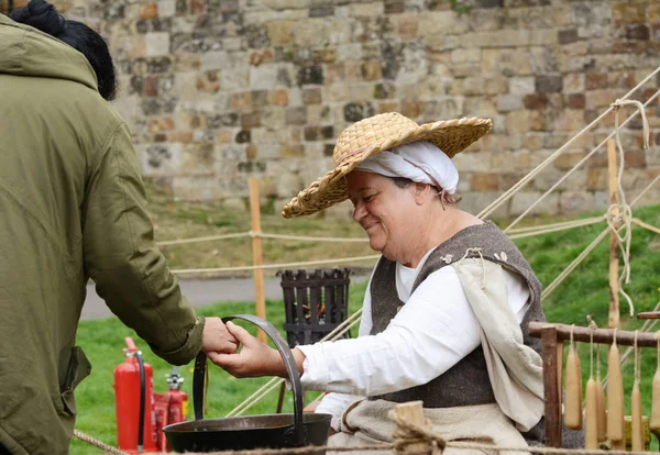 Tonbridge England September 2018 Kvinna Klädd Medeltidsdräkt Guidar Besökaren Att Stockbild