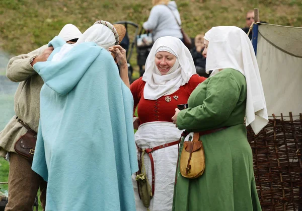 Tonbridge England September 2018 Kvinnor Autentisk Medeltida Klänning Och Krusnålar Royaltyfria Stockbilder