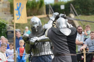 Tonbridge, İngiltere - 9 Eylül 2018: Sac gövde zırh ve kask kılıç dövüşü Tonbridge kale arazisinde Ortaçağ Fuarı'nda iki savaş savaşçı