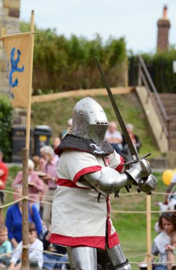 Tonbridge, İngiltere - 9 Eylül 2018: St Georges çapraz giyen kılıç savaş tunik üzerine fuarında bir ortaçağ Tonbridge bir şatoda onun çelik Zırh yelekler