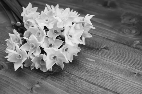 Ramo Fresco Flores Narcisas Blancas Acostadas Una Mesa Madera Con — Foto de Stock