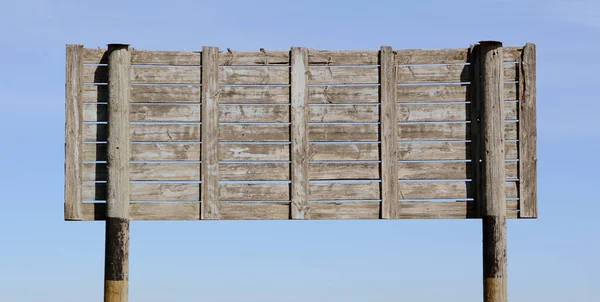 Verwitterte Weiße Tafel Aus Grauen Holzbohlen Vor Blauem Himmel — Stockfoto