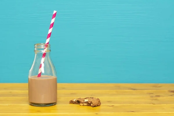 Tiers Bouteille Lait Verre Moitié Pleine Milk Shake Chocolat Avec — Photo