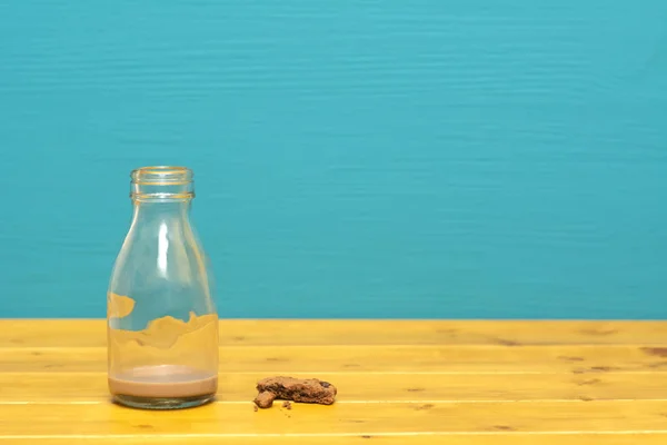 Ένα Τρίτο Γυάλινο Μπουκάλι Γάλα Κατακάθια Από Μιλκσέικ Σοκολάτας Και — Φωτογραφία Αρχείου