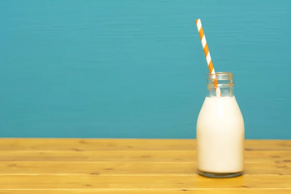 Lait Crémeux Frais Avec Une Paille Papier Rétro Dans Une — Photo