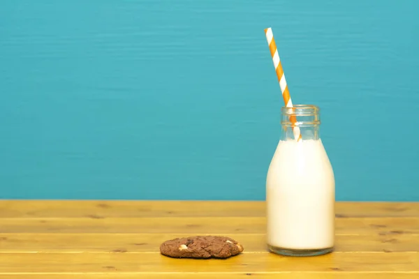 Lait Crémeux Frais Avec Une Paille Papier Rétro Dans Une — Photo