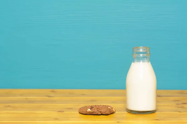 Lait Crémeux Frais Dans Une Bouteille Lait Verre Tiers Biscuit — Photo