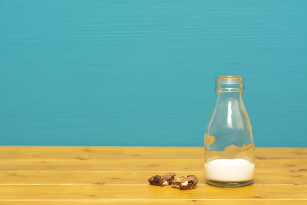Ένα Τρίτο Γυάλινο Μπουκάλι Γάλα Μισογεμάτο Φρέσκο Κρεμώδες Γάλα Και — Φωτογραφία Αρχείου
